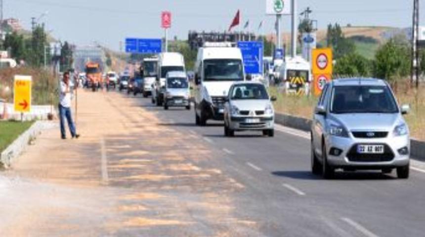 Edirne&rsquo;de kara yolu buğdayla kaplandı