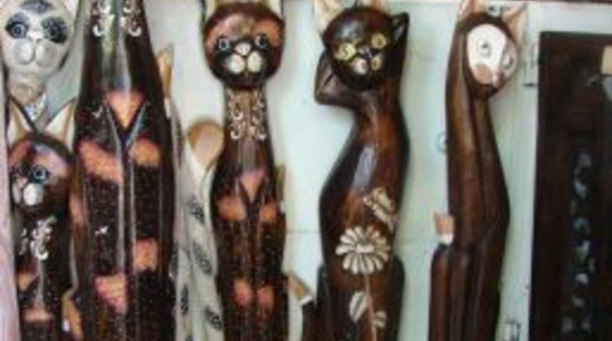 Canlısını &uuml;lkelerine g&ouml;t&uuml;remeyen turistler, biblo hediyelik eşyalarla yetiniyor