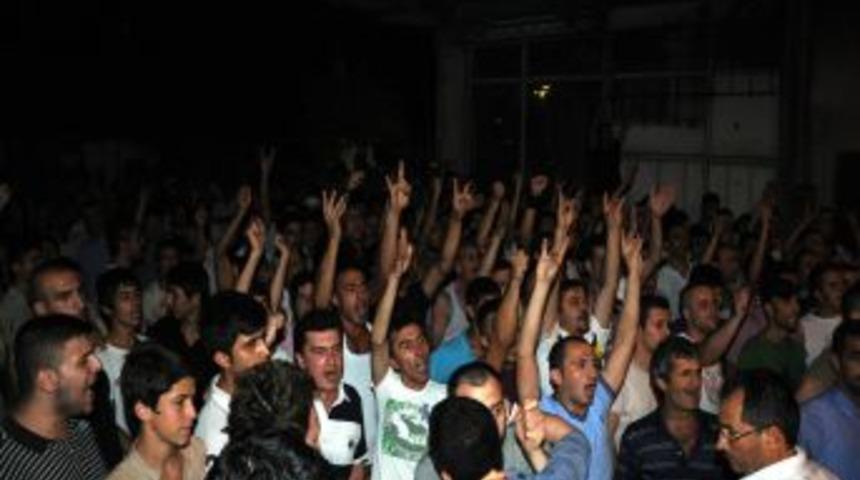 Y&uuml;zleri maskeli g&ouml;stericiler iş yerlerine saldırıp, mahalleliyi galeyana getirdi