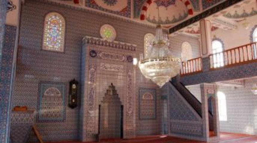 M&uuml;ft&uuml;n&uuml;n g&ouml;z&uuml; &ouml;n&uuml;nde imama dayak