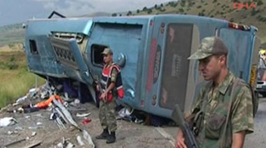 İran otob&uuml;s&uuml; devrildi: 4 &ouml;l&uuml;