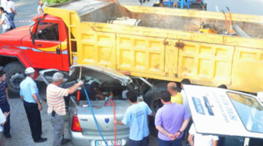 Otomobil kamyonun altına girdi; 2 ölü