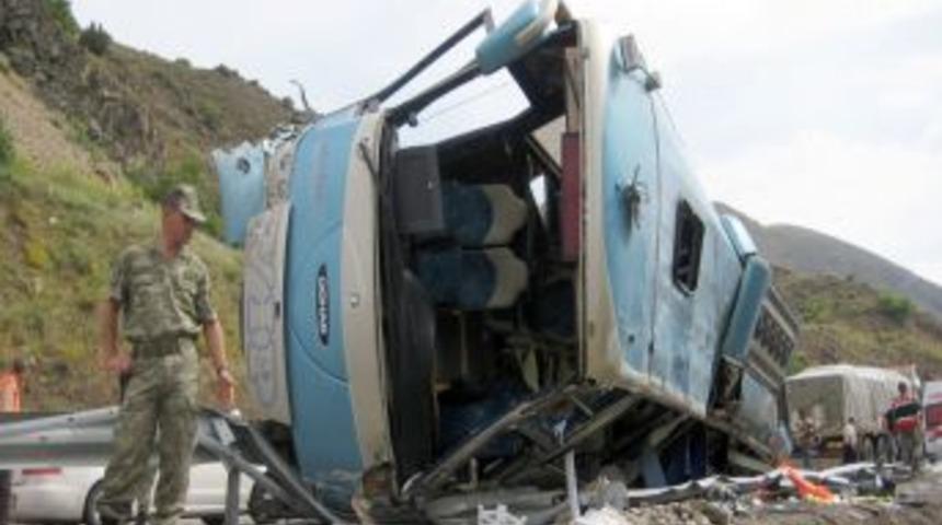 İran yolcu otob&uuml;s&uuml; yan yattı: 4 &ouml;l&uuml;, 20 yaralı