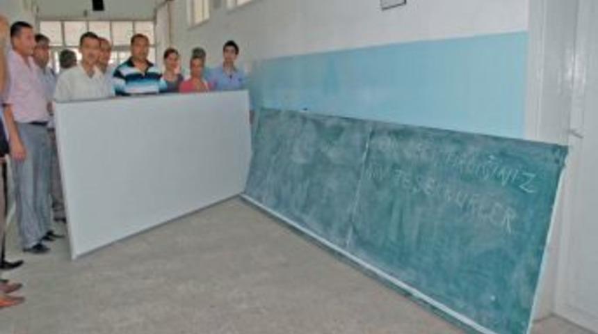 Mezun olduğu okulu akıllı sınıf tahtaları ile donattı