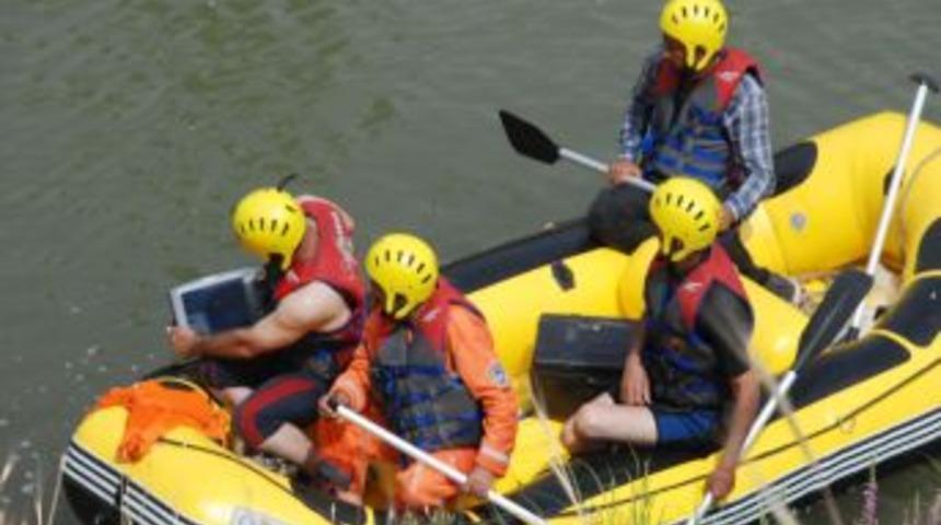 Muş Valiliği su altı g&ouml;r&uuml;nt&uuml;leme cihazı ile ilk kez kayıp iş&ccedil;iyi aradı