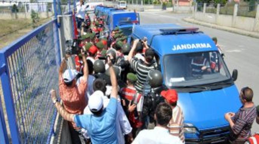 MAS-DAF iş&ccedil;ileri jandarma engeline takıldı