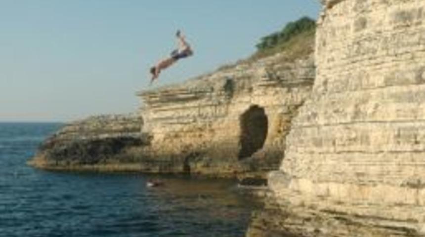 Adrenalin tutkunu gen&ccedil;ler 30 metrelik kayalıklardan denize atlıyor