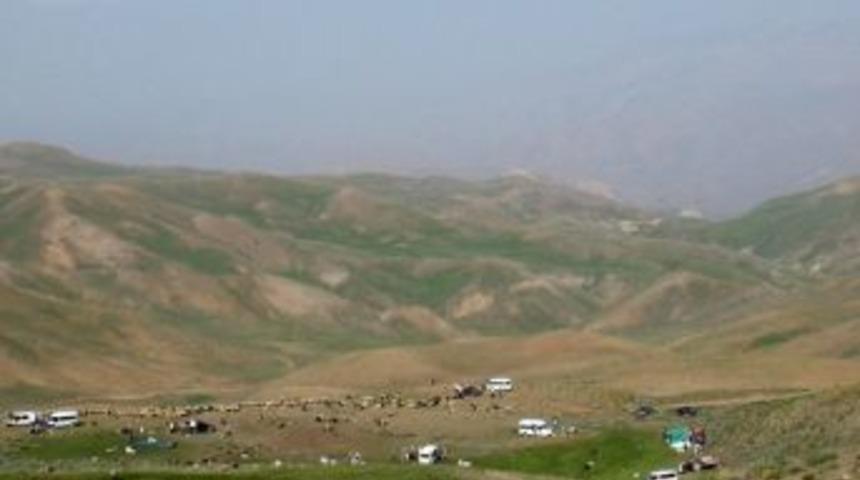 Y&uuml;ksekova&rsquo;da Temmuz ayında kar keyfi