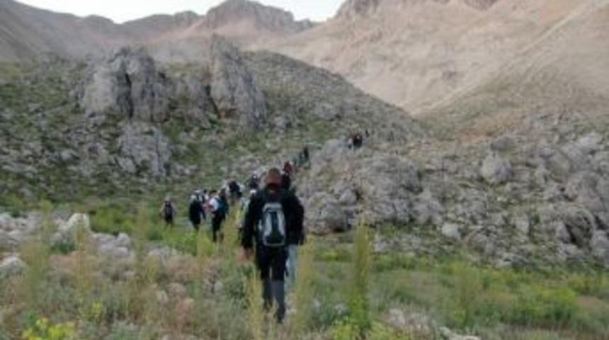 Dağcılar Davraz&rsquo;ın zirvesine tırmandı