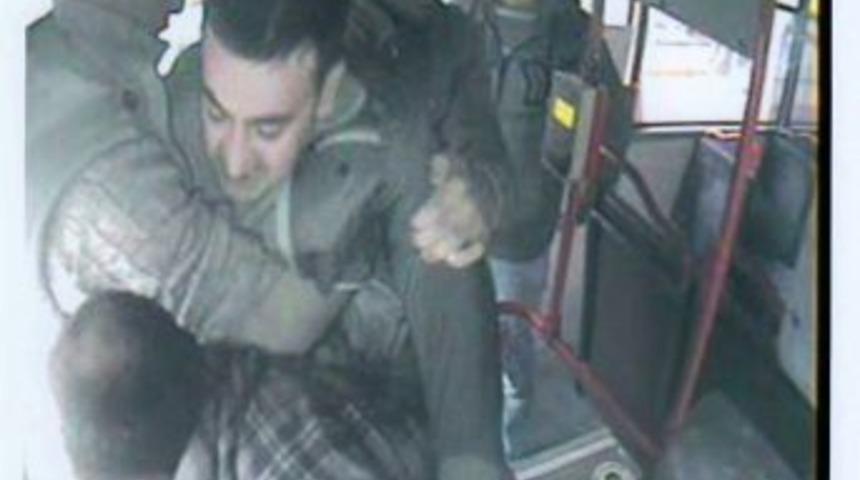 Minib&uuml;s&ccedil;&uuml;lerin otob&uuml;s s&uuml;r&uuml;c&uuml;lerini darp etmesi kameralara yansıdı