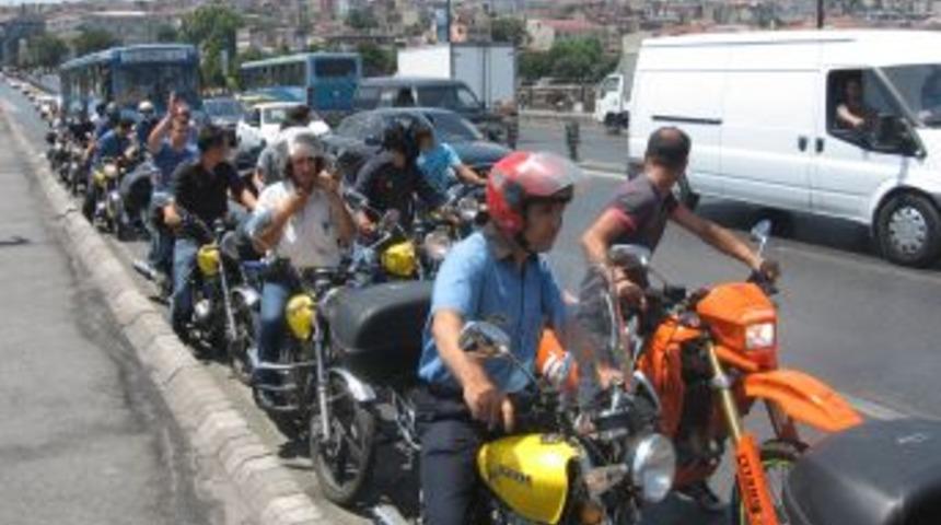 Taşeron PTT'cilerden motorlu maaş protestosu