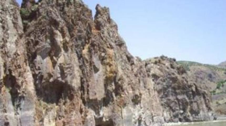 Tarihi kale barajla yok edliyor