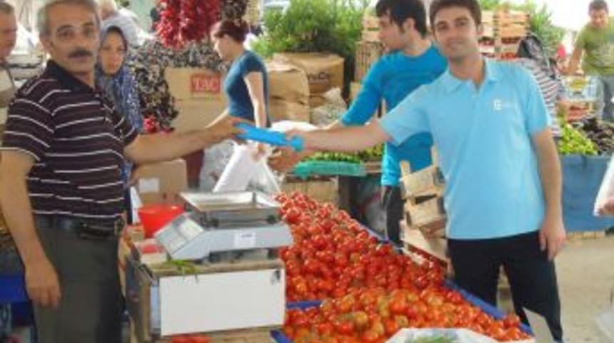Denizli Belediyesi pazaryerlerinde &ccedil;&ouml;p torbası dağıtıyor