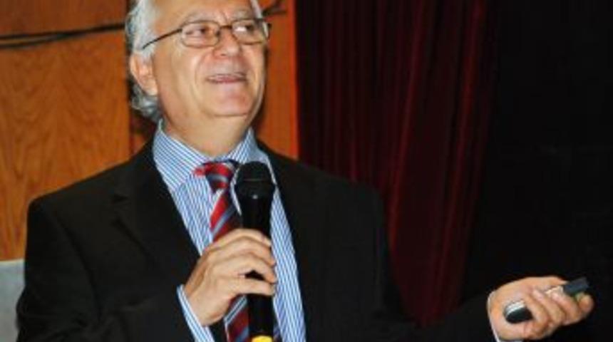 Prof. Dr. Akalın&rsquo;dan isim eleştirisi: Tescilde T&uuml;rk&ccedil;e, tabelada yabancı