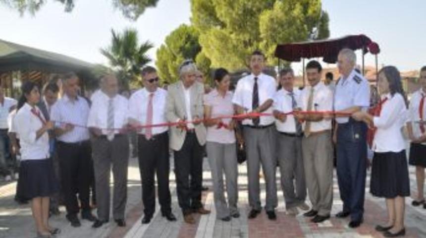 Vali G&uuml;ven&ccedil;, Akhisar'da Okul A&ccedil;tı