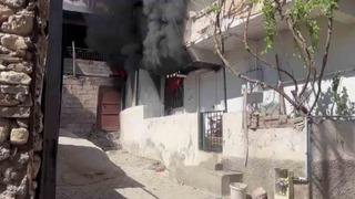 Diyarbakır’da ev alevlere teslim oldu