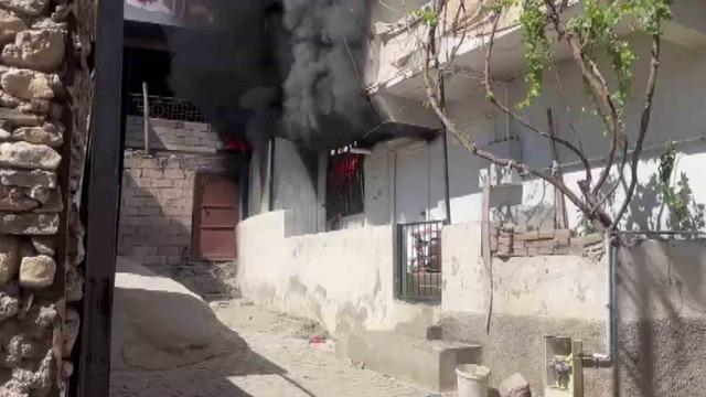 Diyarbakır’da ev alevlere teslim oldu