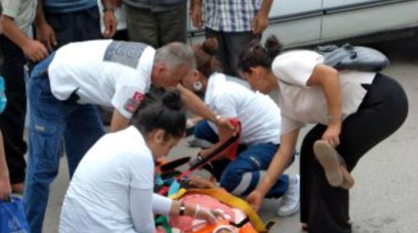 Kazaya ilk m&uuml;dahale &ouml;ğle yemeğine &ccedil;ıkan hastane personelinden