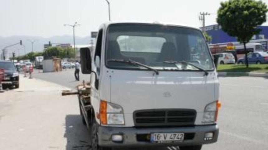 Kamyonet kasası yola devrilince faciayı kırmızı ışık &ouml;nledi