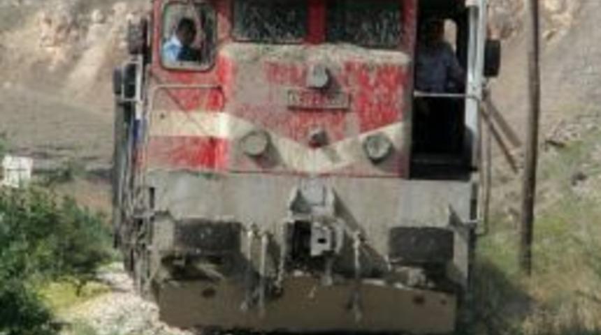 Sel, yolcu trenini raylardan &ccedil;ıkardı