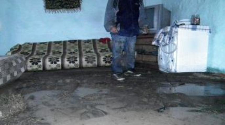 Sarıkamış&rsquo;ta sağanak yağış: 12 ev oturulmaz hale geldi