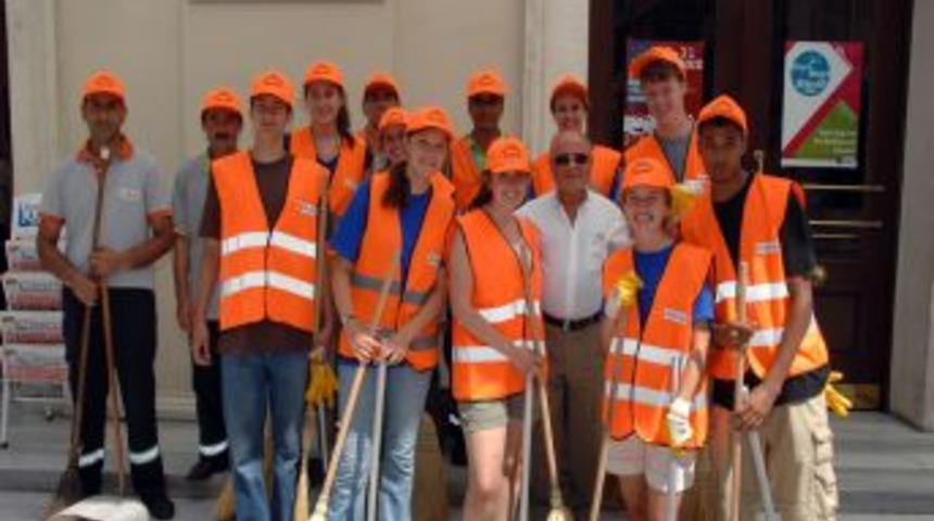 ABD&rsquo;li &ouml;ğrencilerden Kadık&ouml;y&rsquo;de temizlik mesaisi