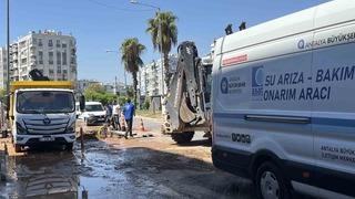 Antalya’da patlayan su borusu caddeyi gölete çevirdi