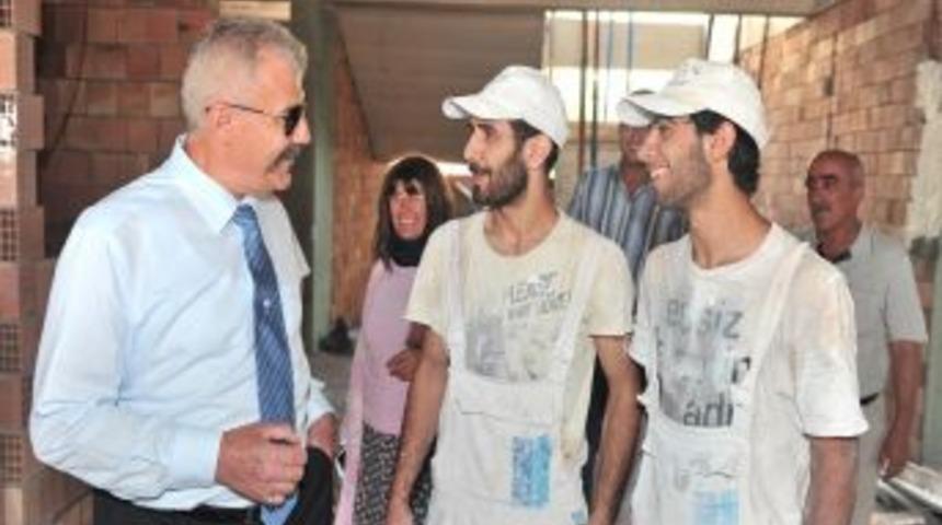 Vali Cerrah okul inşaatında incelemelerde bulundu