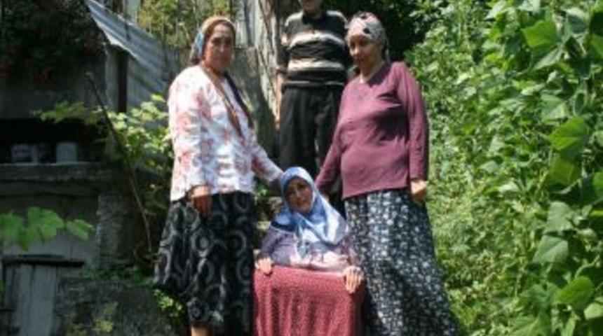 Mahalle sakinleri, yolları olmadığı için hapis hayatı yaşıyor