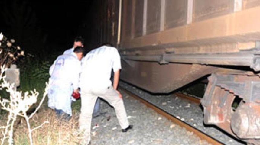 Raylarda alkol alırken tren &ccedil;arptı