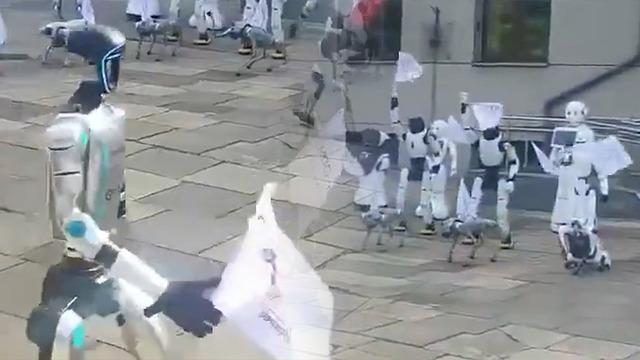 Robotlar o ülkede protestoya çıktı! Taleplerini bakan dinledi