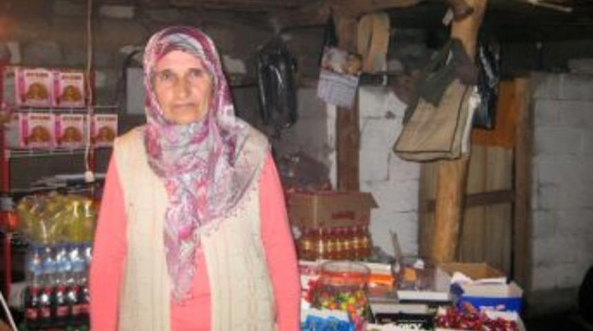 Oğlunu okutmak i&ccedil;in ineklerini satınca, boşalan ahırda ticarete atıldı