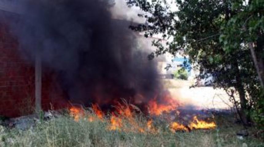 &Ccedil;ocukların ateşe verdiği otlar korkulu anlar yaşattı