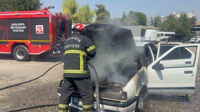 Şanlıurfa’da otomobil alevlere teslim oldu