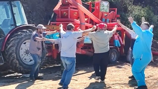 Fındık hasadını tamamlayan aile, harmanda oyun havasıyla stres attı