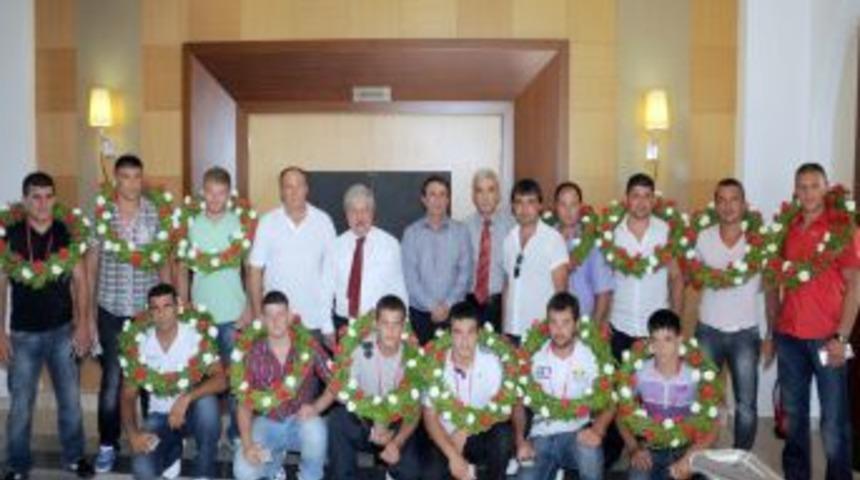 Akaydın, Kırpkınar Yağlı G&uuml;reşleri'nde dereceye giren sporcuları &ouml;d&uuml;llendirdi