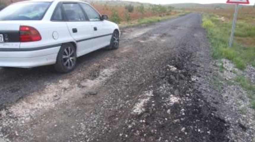 Bozuk k&ouml;y yolları vatandaşları &ccedil;ileden &ccedil;ıkardı