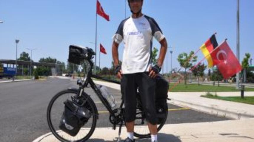 Türk-Alman dostluğu için 3 bin 791 kilometre pedal çevirdi