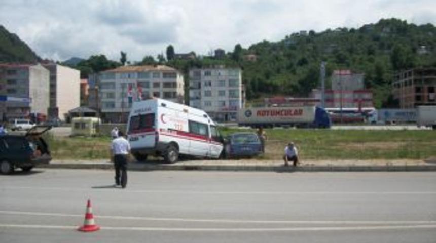 Ambulans ile otomobil &ccedil;arpıştı: 5 yaralı