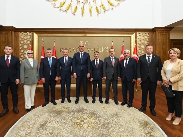 Bakan Ersoy sekt&ouml;r&uuml; dinledi, kentin turizm g&uuml;ndemi masaya yatırıldı
