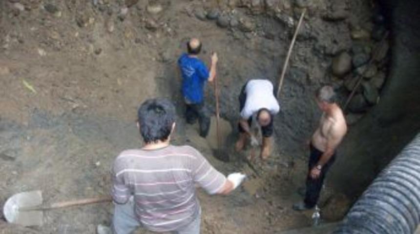 Defineciler, 'ya &ccedil;ıkarsa' diyerek resmi kazıya başladı