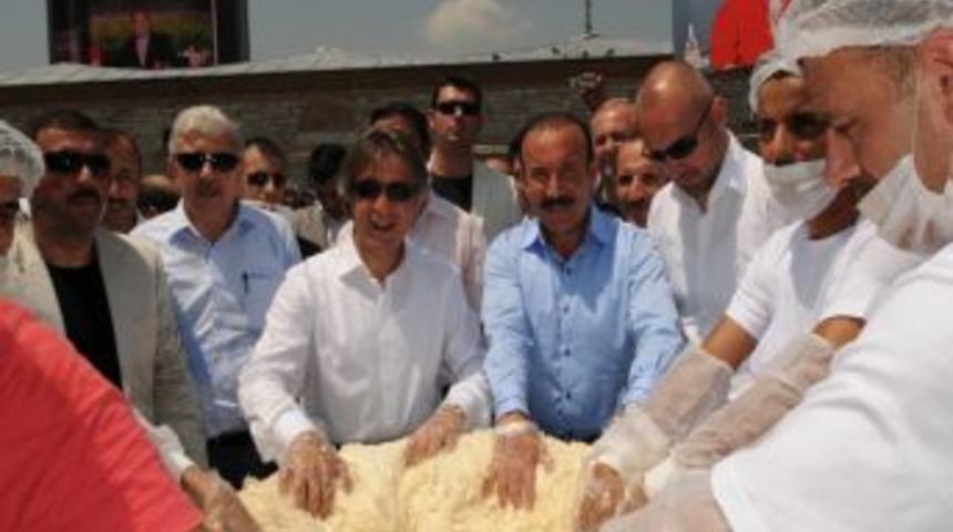 Taksim&rsquo;de İzmit r&uuml;zgarı esti