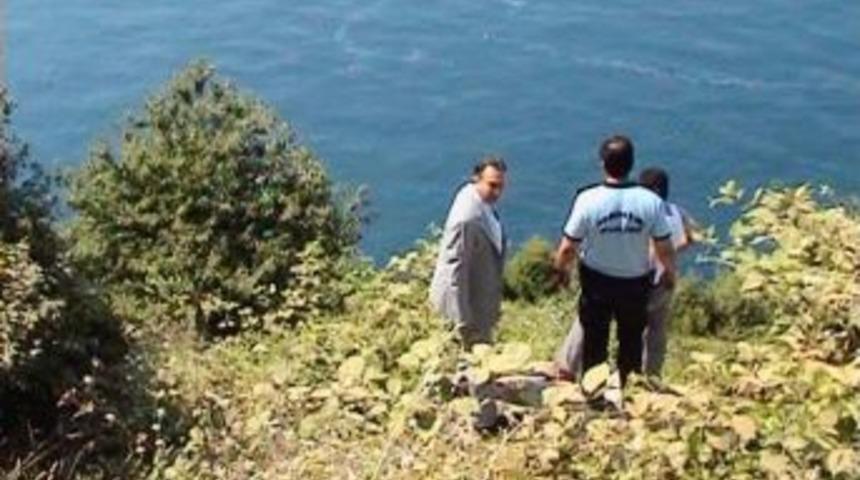 &Ouml;ğretim g&ouml;revlisinin aracı 300 metreden denize u&ccedil;tu