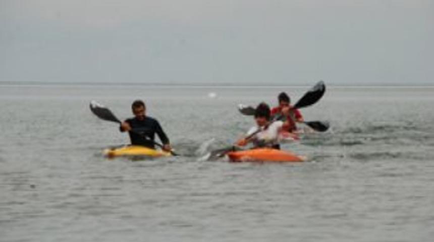 &Uuml;nye'de ilk defa kano yarışları yapıldı