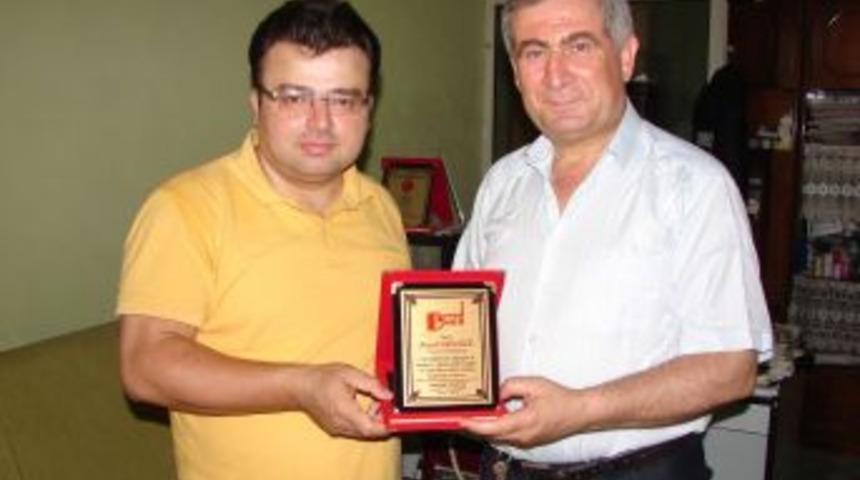 DEYYAD’dan Cihan muhabirine teşekkür plaketi