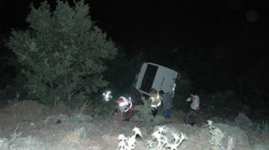 Canaze yolunda kaza; 6 &ouml;l&uuml;, 4 yaralı