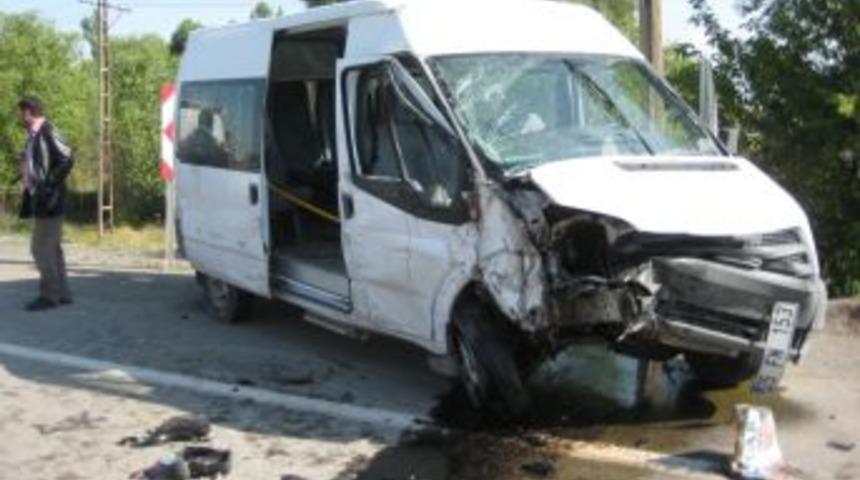 Servis minib&uuml;s&uuml; devrildi: 5 yaralı