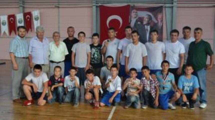 G&uuml;reş&ccedil;iler madalya ile d&ouml;nd&uuml;ler