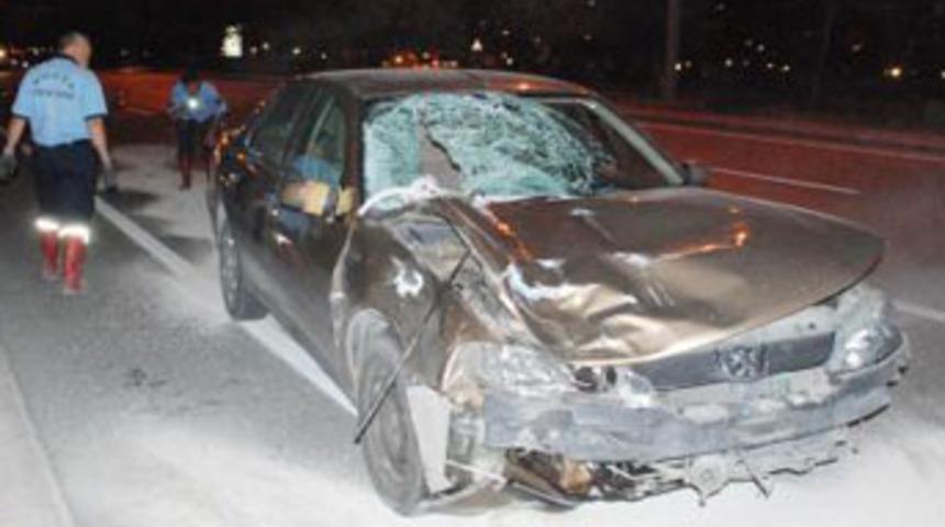 Eski vekilin &ccedil;arptığı 2 kişi &ouml;ld&uuml;