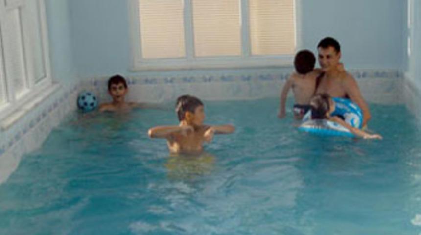 Evinin salonuna y&uuml;zme havuzu yaptırdı